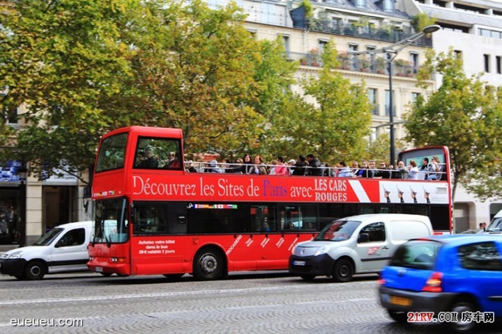 香榭丽舍大街上的旅游观光巴士