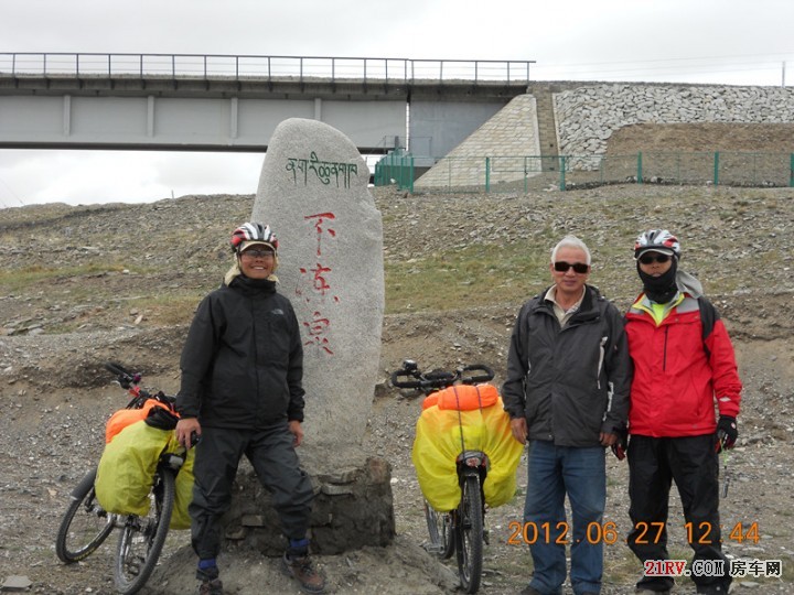 不冻泉与香港的两位骑行者，从西宁一路骑过来。