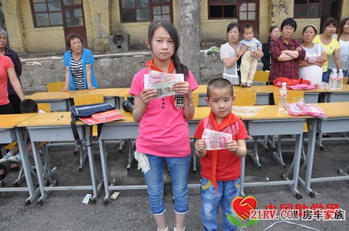 张帅花（左一）和田斯宇领取资助款