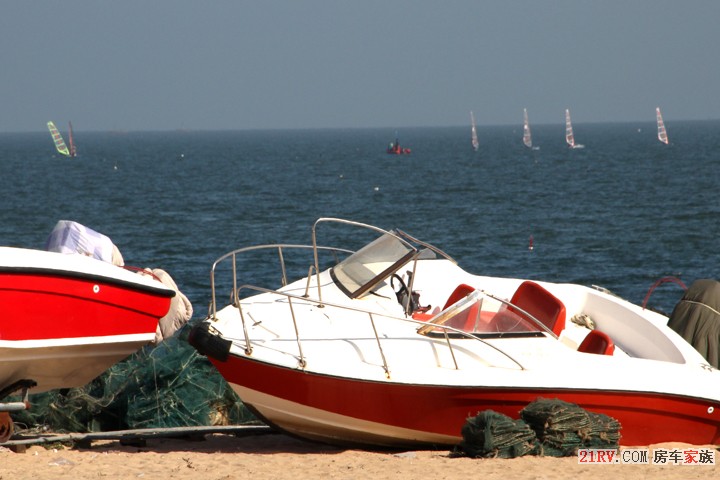 旅游淡季远处仍有帆船爱好者在活动.jpg