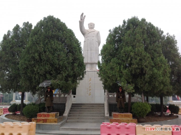 南街村广场毛主席塑像和卫兵