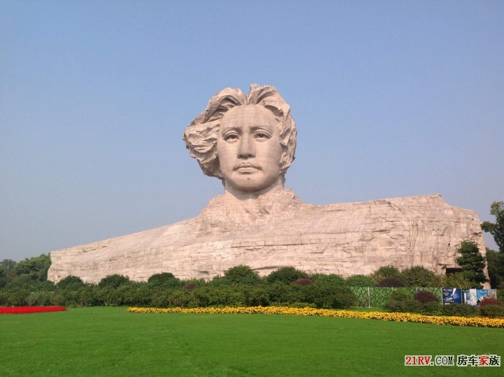 毛主席年轻的塑像