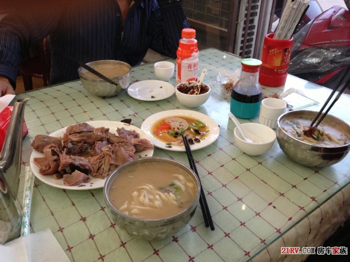 河南项城市的马七名吃店的羊肉烩面和卤鸭子，味道很地道！