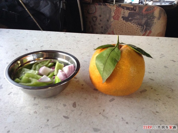 舟山跨海大桥服务区买的大橘子（忘了真名了），直径15公分左右，这还不是最大的