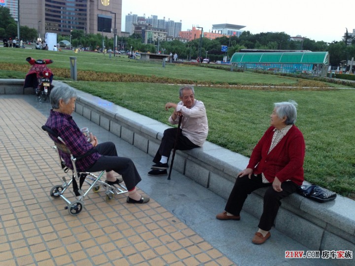 在济南泉城广场，二老和一个信奉基督的八旬老太聊出了兴致，一个多小时从傍晚聊到了天黑，