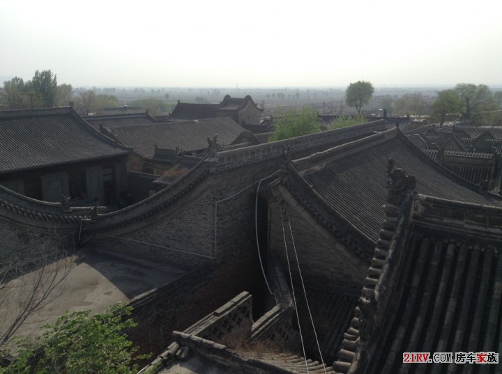 看看中间一面坡的屋顶造型就是典型山西民居建筑特色，雨水只可以顺屋顶流到自家院内这叫肥水不流外人田