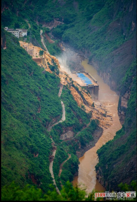 8月5日，云南省昭通市，鲁甸地震使牛栏江红石岩电站附近两岸峭壁在地震中大面积滑坡，.jpg