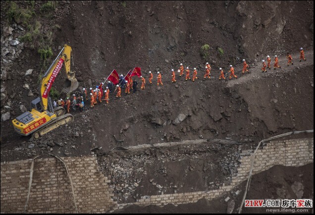 鲁甸通往巧家的道路依然遭遇严重塌方，救援人员快速通过。.jpg