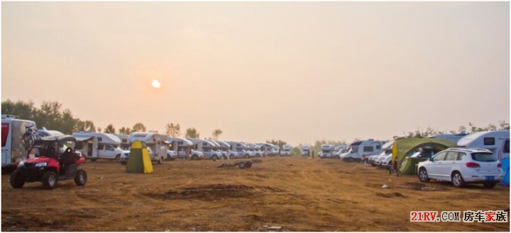太阳出来了  营地醒了人醒了，车也醒了，整个营地也要醒了.jpg