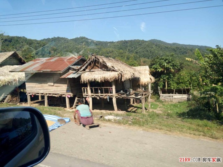 老挝-在老挝开了小300公里太爽了。没红灯，没监控，没警察。.jpg