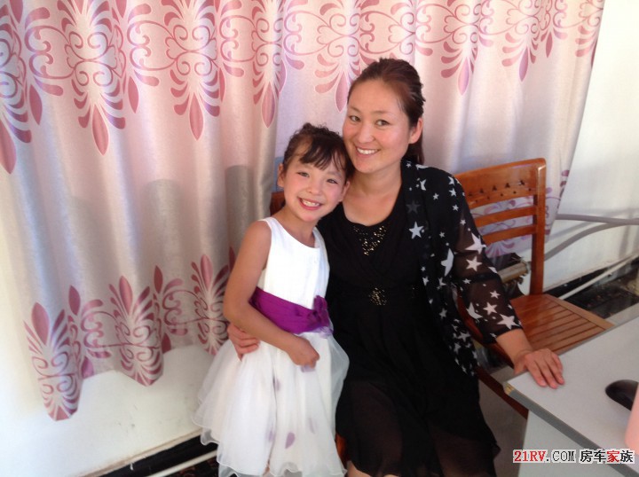 学校舞蹈老师和她漂亮可爱的女儿