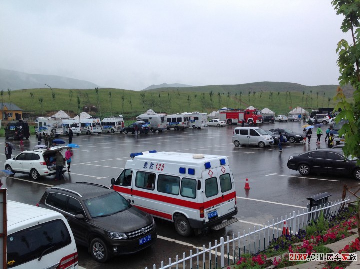 120急救车跟随车队提供医疗保障