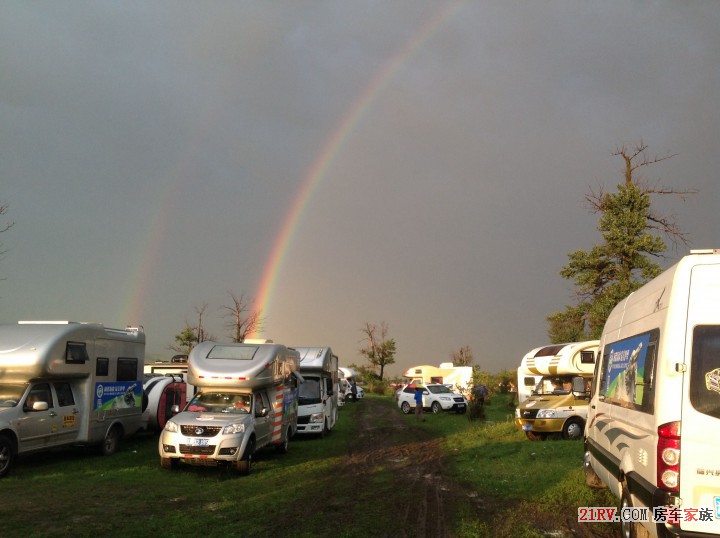那拉提原生态房车营地雨后双彩虹