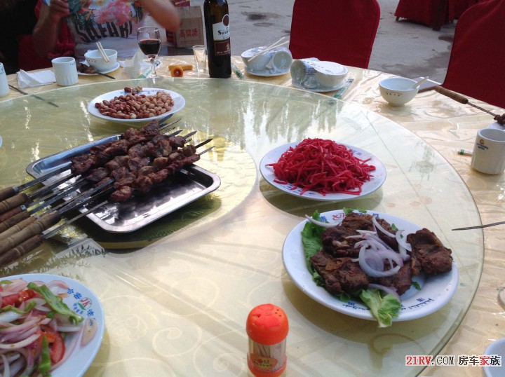 新疆羊肉串、烤肉上桌