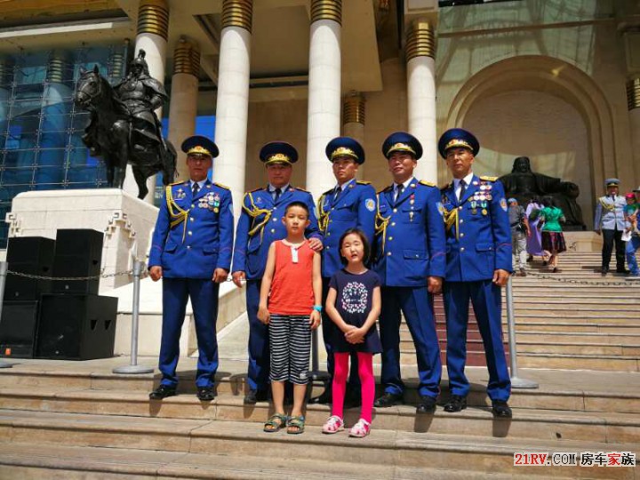 外孙与阅兵嘉宾合影，另一个是蒙古国小姑娘