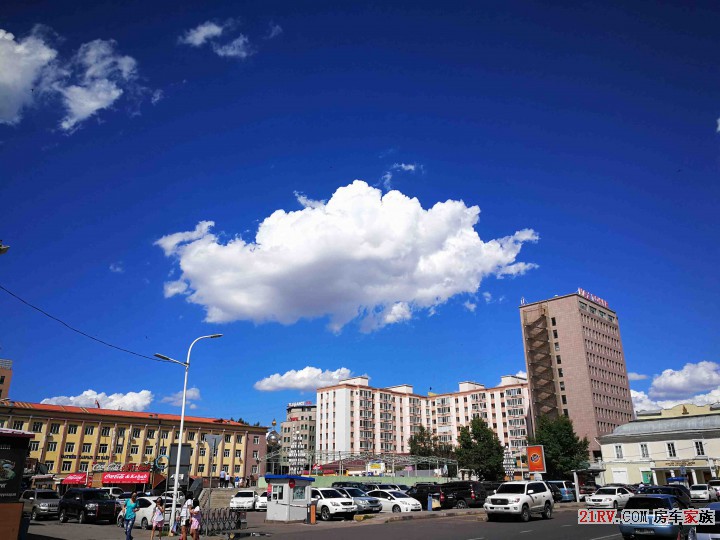 乌兰巴托蓝天白云，蓝蓝的天上白云飘，云彩看着有些假吧，这才是云彩真正的颜色。