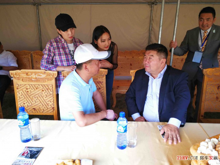 山西省房车协会会长与蒙古国政府官员现场沟通商谈工作