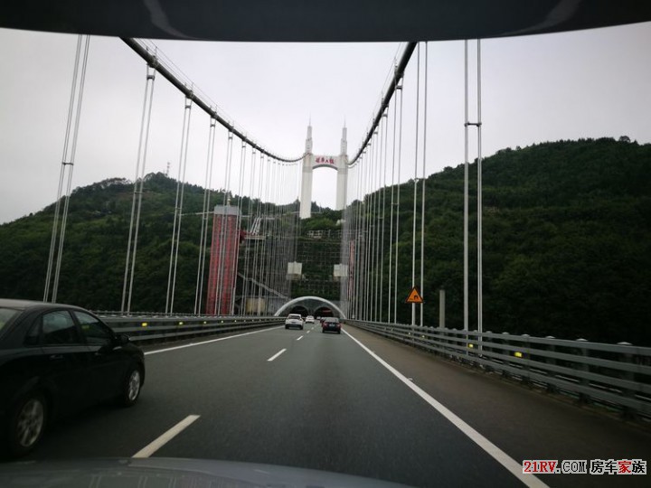 行驶在矮寨悬索特大桥上。 中国湘西矮寨特大悬索桥长1073.65m，悬索桥的主跨为1176m，创造了四项世界第一。