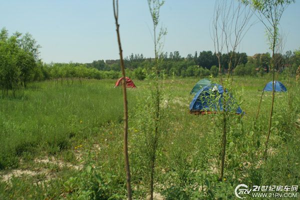 去"卧牛山"湖畔型房车露营地体验真人CS