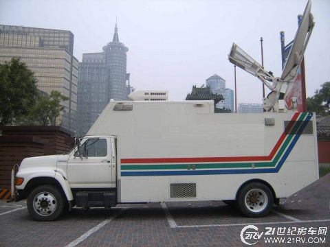 北京街头的NB福特重卡通讯房车