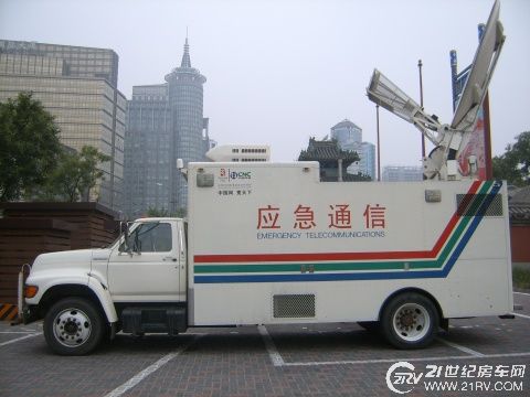北京街头的NB福特重卡通讯房车