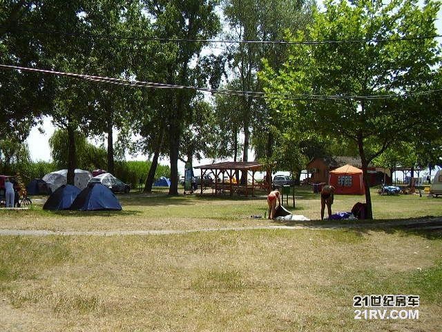 匈牙利巴拉顿湖湖畔型房车营地图片欣赏