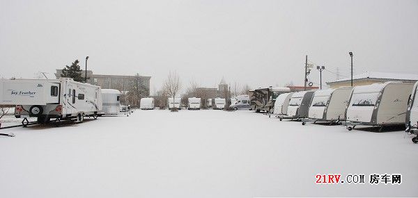 2011年初雪下的北京房车博览中心