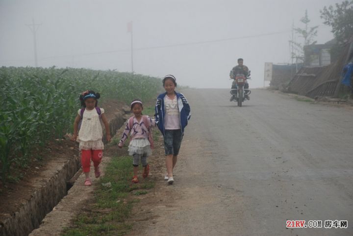 天一亮孩子们就得起来，背着书包走着山路上学去。