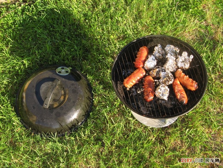 芬兰的烤肠和便携式烤炉。这个东西在芬兰是家喻户晓的，