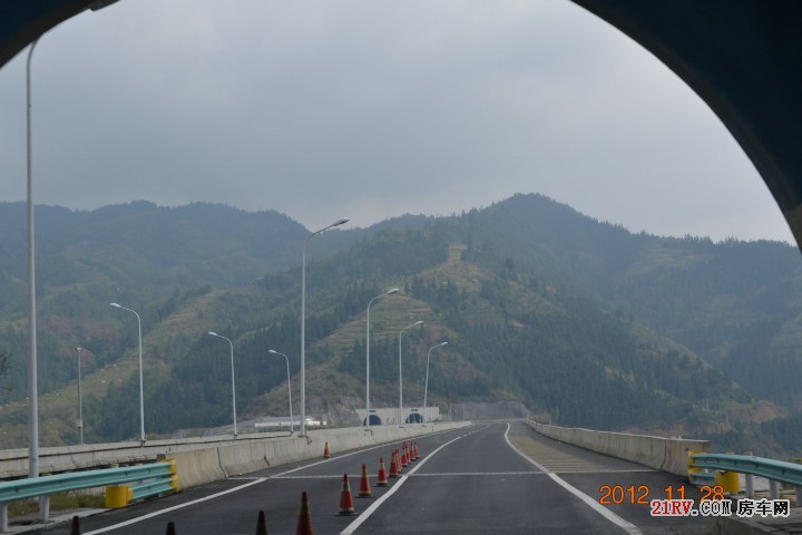 在厦蓉高速贵阳至三江不到100公里的一段，就有50多个隧道，仅4000米以上的就有4、5个，修这段路真是不容易， ...
