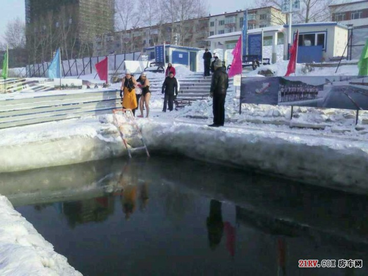 我市冬泳基地北京来客试试水温