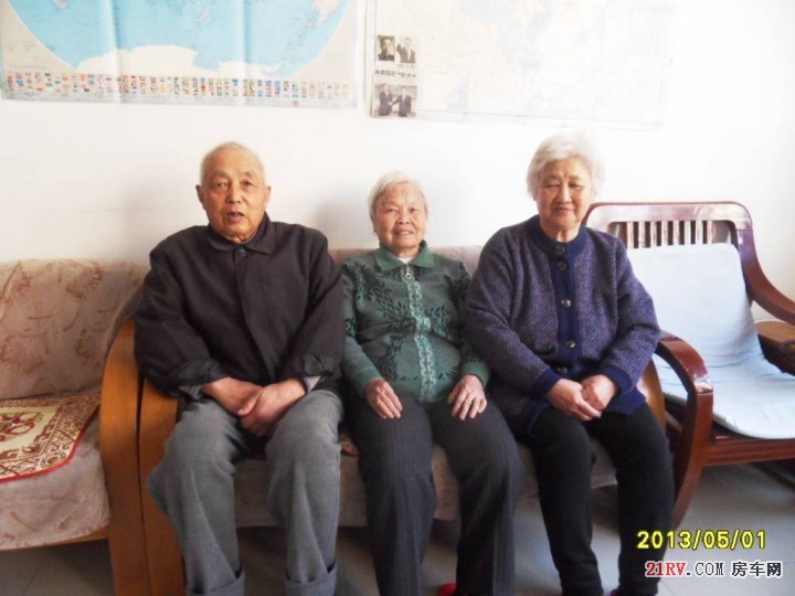 三位80多岁老人合影