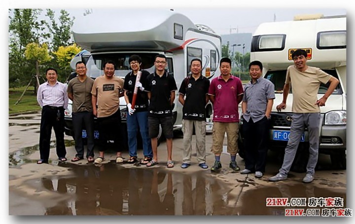 组织这项活动的山西房车俱乐部负责人董瑞江说：“去年，我们得知阳坡学校贫困学生急需.jpg