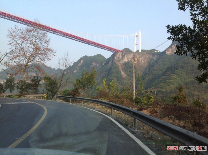 矮寨高速一个超高超长的钢索桥，看着惊心。