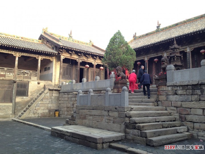 在晋城的郭峪城堡内的唯一一座道观内唯一的一个看管道人热情给二老解说道观的历史