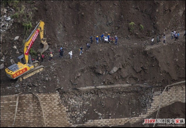 灾区的交通严重堵塞，鲁甸通往巧家的道路依然遭遇严重塌方，过往人员快速通过。.jpg