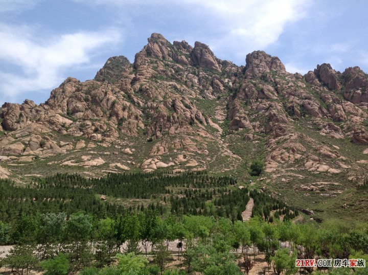 天牙山下观山，山形陡峭怪石嶙峋