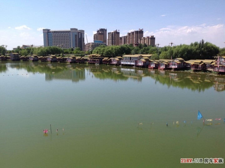 黄河楼景区的湖，湖边饭店卖黄河大鲤鱼