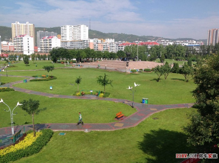 平民广场蜿蜒小路