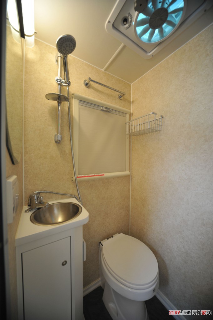 卫生间内部功能齐全，设置了直排马桶、洗手池和淋浴等，化妆镜、置物架及毛巾架给使用.jpg