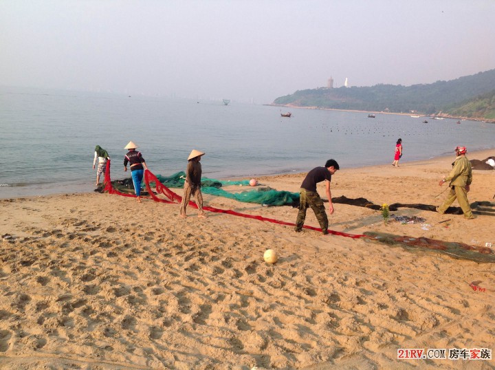 越南渔民整理网具