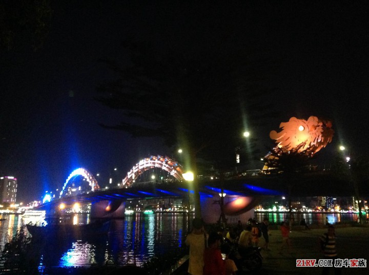 岘港龙桥夜景