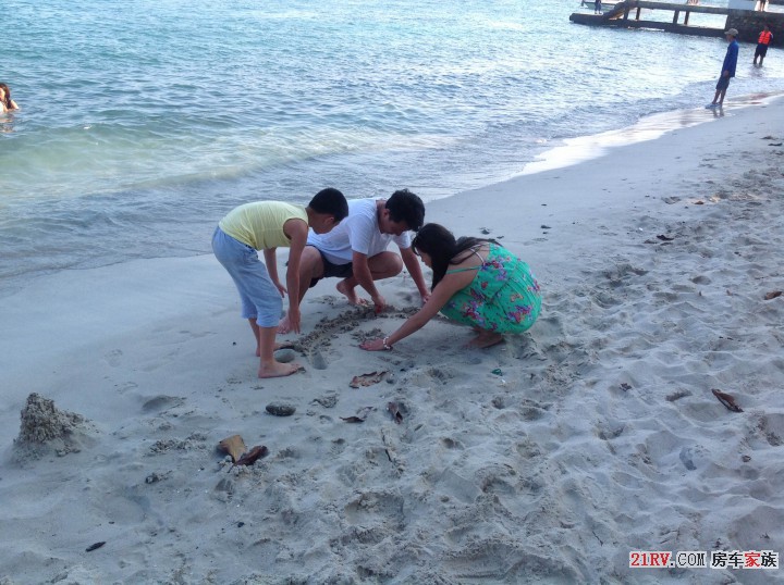 女儿一家，海边玩沙