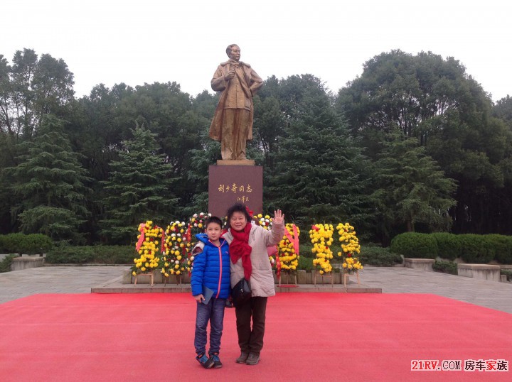 老伴和外孙子在刘少奇雕像前