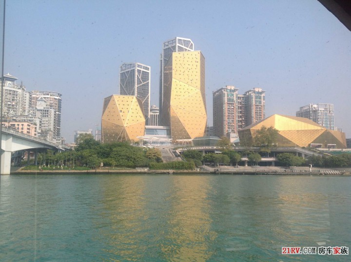 柳州江边建筑