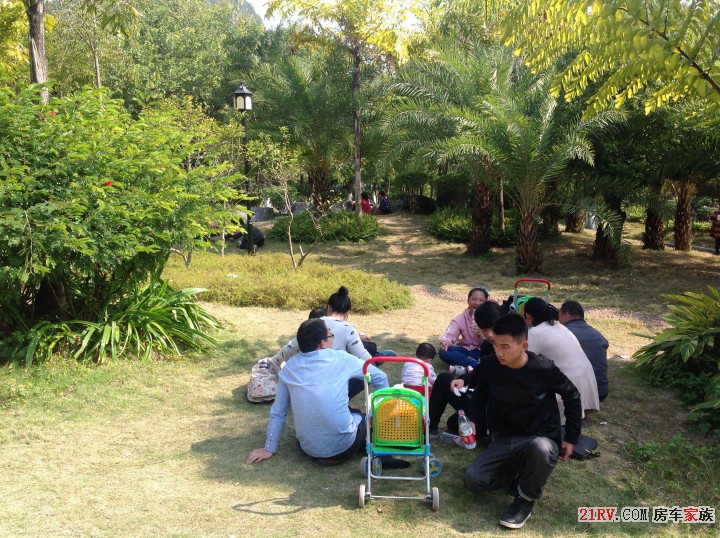 宜州冯京公园休闲的人们