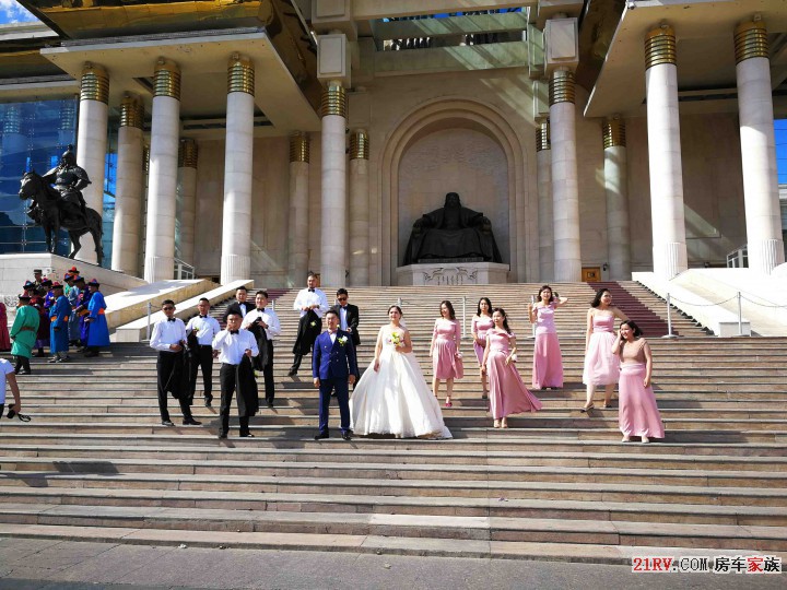 在总统府前拍婚纱照的新人
