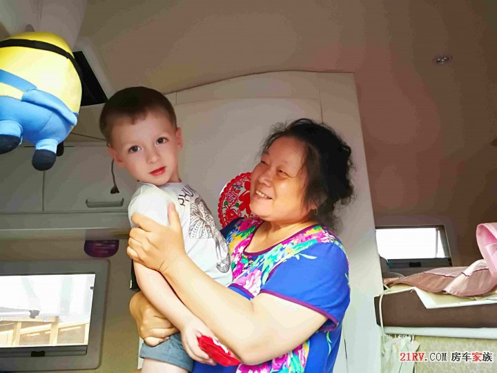 漂亮的俄罗斯小孩，会说中文，要求到房车上看看，老伴在房车上抱起了他。