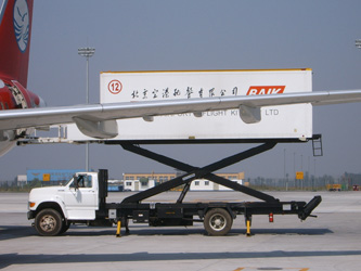 在北京机场拍的大福特重卡，改成房车会怎样？？？