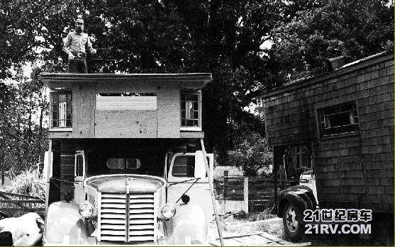 在车上盖房子：早期国外靠卖改装房车为生的DIY强人